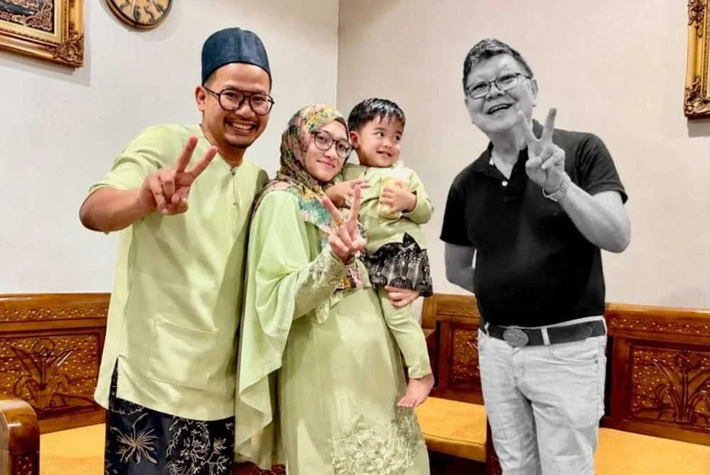 Azly berkongsi gambar keluarganya bersama mendiang.