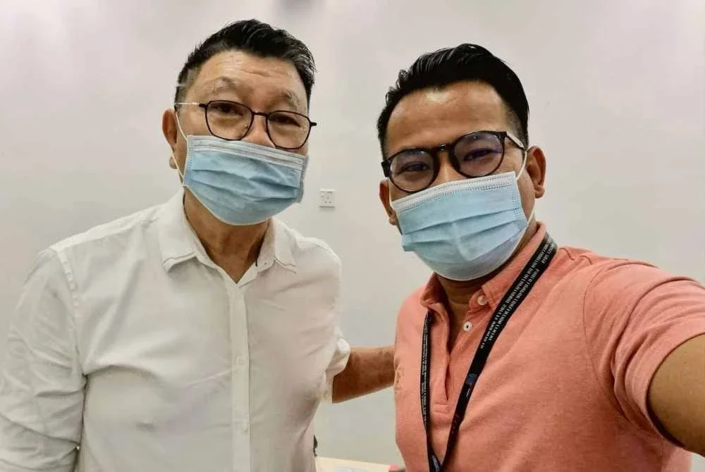 Azly (kanan) turut berkongsi gambarnya bersama mendiang di Facebooknya.