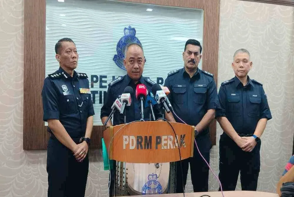 Mohd Alwi (dua dari kiri) ketika sidang media di IPK Perak di sini pada Selasa.