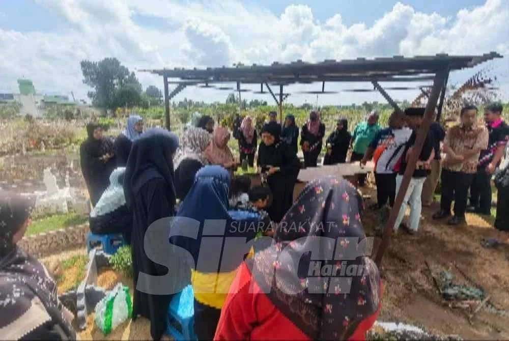 Jenazah Dr Siti Hawa di bawa ke Tanah Perkuburan Islam Batu 8 di Jalan Gambang untuk dikebumikan. Foto Sinar Harian.