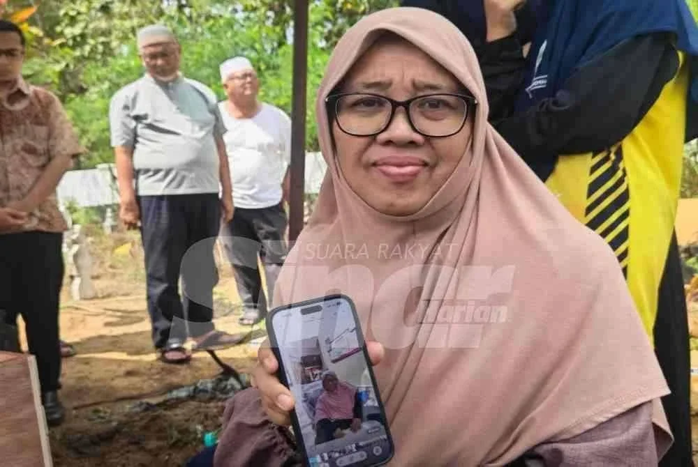 Zaidah menunjukkan gambar Dr Siti Hawa. Foto Sinar Harian