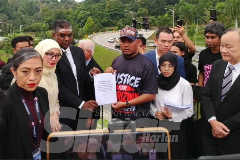 Nooranis turut menyerahkan memorandum kepada ahli-ahli Parlimen pada Selasa.