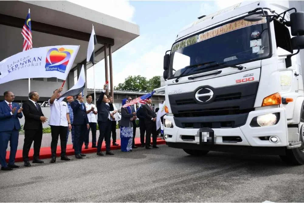 Wan Rosdy menyempurnakan gimik pelancaran penghantaran bekalan makanan kering Ke pangkalan hadapan peringkat negeri Pahang MTL 2026/2027 di Sungai Koyan pada Selasa. - Foto: FB WAN ROSDY WAN ISMAIL