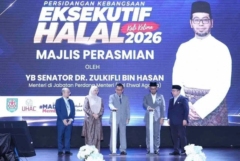Zulkifli (dua dari kanan) dan Amir Hamzah (tengah) ketika melakukan gimik pelancaran GHS sempena PEH26.