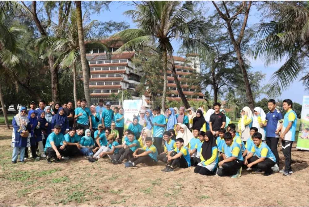 Sukarelawan G3 bergambar bersama pelajar dan guru SMK Badrul Alam Shah pada akhir program pemuliharaan penyu Genting Bersama Malaysia di Resorts World Kijal