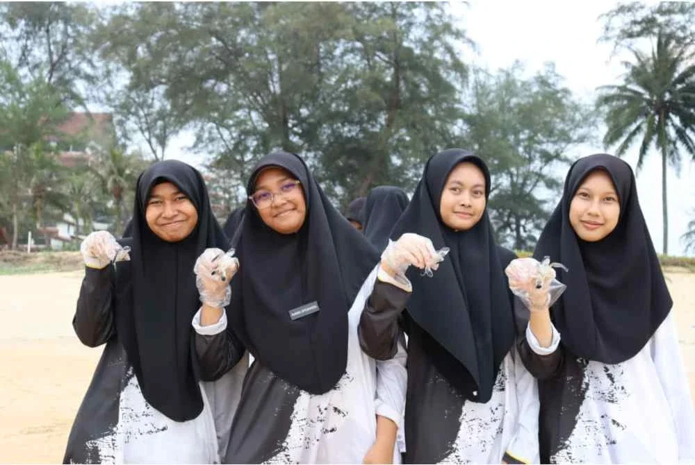 Pelajar SMK Badrul Alam Shah bersedia untuk melepaskan anak penyu ke laut di Resorts World Kijal.