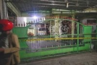 Anggota Polis Madiun Kota memasang garisan polis di rumah DBM yang terletak di Kelurahan Winongo, Kecamatan Manguharjo, Kota Madiun, Jawa Timur pada Ahad. Foto Agensi