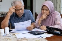 Usia emas sepatutnya menjadi masa menikmati hasil kehidupan, bukannya usia menghitung baki wang setiap kali jatuh sakit. Gambar hiasan janaan AI