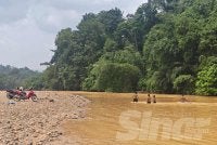 Hamparan batu kerikil yang luas di sepanjang tebing sungai menjadi lokasi pilihan pengunjung.