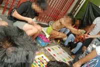 Warga asing mengerumuni tempat perjudian di sekitar hentian bas Klang pada Ahad.