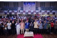 Wan Rosdy bergambar bersama rakyat Pahang yang hadir mengikuti THR Sinar Harian di Dewan Jubli Perak Sultan Haji Ahmad Shah,Kuala Lipis pada Isnin.