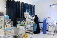 Seorang jururawat merawat bayi yang baru dilahirkan di dalam inkubator di sebuah hospital di bandar Taiz, Yaman. 