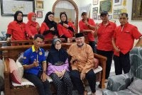 Razali (duduk kanan) bergambar bersama ahli NGO yang menziarahinya di Kampung Pandan.