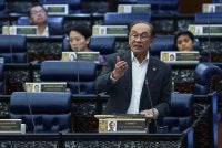 Anwar Ibrahim menjawab soalan ketika Waktu Pertanyaan-pertanyaan Menteri sempena Mesyuarat Ketiga, Penggal Kelima, Parlimen ke-15 di Bangunan Parlimen, Kuala Lumpur pada Selasa.
-- fotoBERNAMA (2026) HAK CIPTA TERPELIHARA