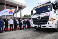 Wan Rosdy menyempurnakan gimik pelancaran penghantaran bekalan makanan kering Ke pangkalan hadapan peringkat negeri Pahang MTL 2026/2027 di Sungai Koyan pada Selasa. - Foto: FB WAN ROSDY WAN ISMAIL