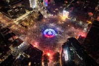 Lautan penyokong Senarai Mahasiswa berhimpun di Dataran Slavija di ibut kota ketika meraikan kejatuhan Vucic (gambar kecil).
