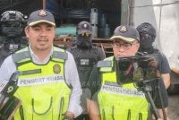 Muhamad Hanif (kiri) dalam sidang akhbar di lokasi serbuan kegiatan pemindahan gas LPG bersubsidi di Sungai Pelek, Sepang pada Selasa.