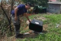 Anggota polis menunjukkan kapak yang digunakan suspek untuk menetak peneroka hingga maut dalam kejadian di Felda Lok Heng Selatan.