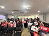 Nurhayati (tengah, berdiri) bersama warga kerja Alam Flora selepas program ceramah integriti.