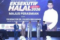 Zulkifli (dua dari kanan) dan Amir Hamzah (tengah) ketika melakukan gimik pelancaran GHS sempena PEH26.