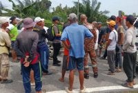 Operasi SAR hari pertama (hari ini) bermula pada jam 10.30 pagi melibatkan empat bot dengan kekuatan 40 anggota daripada agensi berkaitan serta penduduk kampung. Foto:JBPM