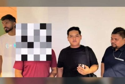 Zamarul (dua dari kanan) bersama pasukannya ketika bersemuka dengan pedofilia alam maya.