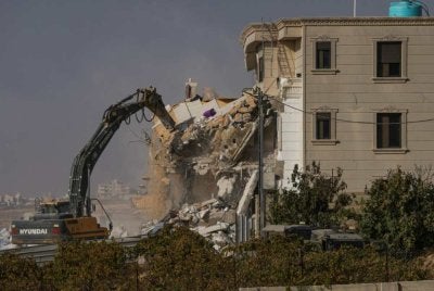 Jengkaut Israel merobohkan kediaman milik penduduk Palestin di bandar itu. Foto AFP