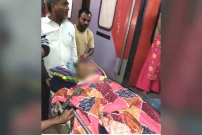 Penumpang menyuarakan rasa tidak puas hati terhadap pengurusan tren yang didakwa gagal mengambil tindakan segera selepas dimaklumkan mengenai kematian lelaki itu. Foto Agensi