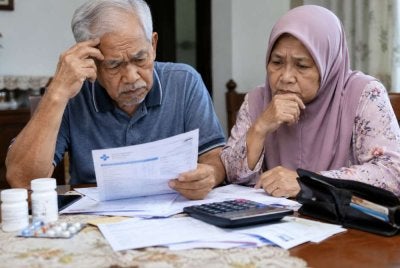 Usia emas sepatutnya menjadi masa menikmati hasil kehidupan, bukannya usia menghitung baki wang setiap kali jatuh sakit. Gambar hiasan janaan AI