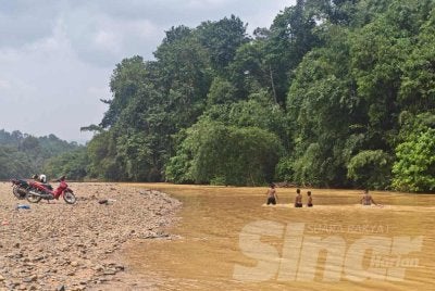 Hamparan batu kerikil yang luas di sepanjang tebing sungai menjadi lokasi pilihan pengunjung.