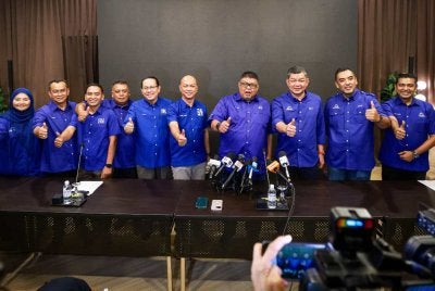 Pengerusi BN Melaka, Datuk Seri Ab Rauf Yusoh (empat dari kanan) bersama sebahagian calon BN dalam majlis pelancaran Jentera Pilihan Raya sempena PRN Melaka ke-16 pada Sabtu. Foto Bernama