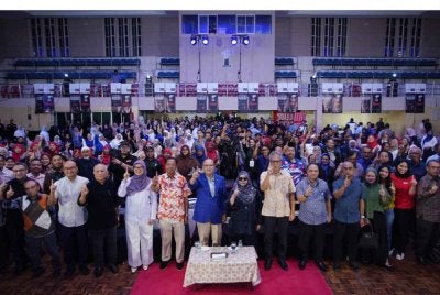 Wan Rosdy bergambar bersama rakyat Pahang yang hadir mengikuti THR Sinar Harian di Dewan Jubli Perak Sultan Haji Ahmad Shah,Kuala Lipis pada Isnin.
