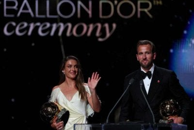 ​​Alexia Putellas (kiri) dan Harry Kane bergambar selepas menerima anugerah Ballon d'Or masing-masing sebagai pemain bola sepak wanita dan lelaki terbaik semasa majlis anugerah Ballon d'Or France Football 2026 di Palladium Theatre, London, pada 26 Oktober 2026 - - Foto: AFP