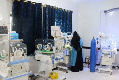 Seorang jururawat merawat bayi yang baru dilahirkan di dalam inkubator di sebuah hospital di bandar Taiz, Yaman. 