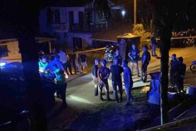  Seorang peneroka maut selepas ditetak dalam kejadian Felda Lok Heng Selatan, di sini, pada Isnin.