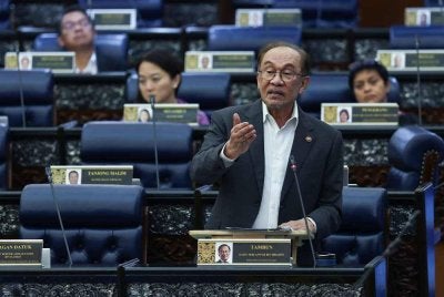 Anwar Ibrahim menjawab soalan ketika Waktu Pertanyaan-pertanyaan Menteri sempena Mesyuarat Ketiga, Penggal Kelima, Parlimen ke-15 di Bangunan Parlimen, Kuala Lumpur pada Selasa.
-- fotoBERNAMA (2026) HAK CIPTA TERPELIHARA