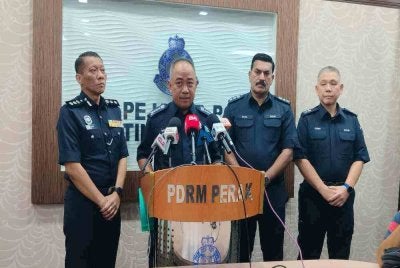 Mohd Alwi (dua dari kiri) ketika sidang media di IPK Perak di sini pada Selasa.