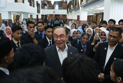Anwar beramah mesra bersama para pelajar dari sekolah di bawah parlimen Johor selepas menghadiri Mesyuarat Ketiga, Penggal Kelima, Parlimen ke-15 di Bangunan Parlimen, Kuala Lumpur pada Selasa.
-- fotoBERNAMA (2026) HAK CIPTA TERPELIHARA