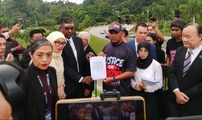 Nooranis turut menyerahkan memorandum kepada ahli-ahli Parlimen di sini pada Selasa.