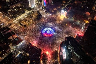 Lautan penyokong Senarai Mahasiswa berhimpun di Dataran Slavija di ibut kota ketika meraikan kejatuhan Vucic (gambar kecil).

