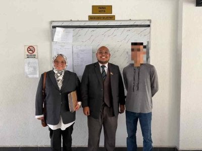 Muhamad Afiq (kanan) hadir ke Mahkamah Majistret Bandar Baru Bangi bersama Khairul Naim dan Mariani (kiri) pada Selasa.
