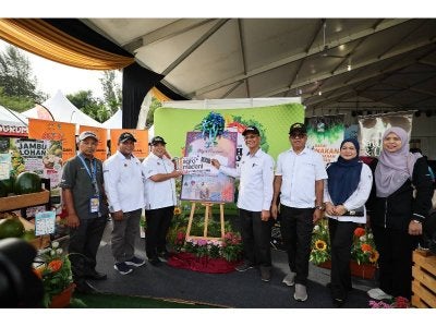 Faisal Iswardi (tiga dari kiri) bersama Mohd Unit (empat dari kanan) menyempurnakan perasmian Program Jualan Agro Madani Mega Negeri Terengganu di Dataran Shahbandar di Kuala Terengganu pada Sabtu.