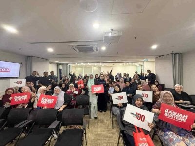 Nurhayati (tengah, berdiri) bersama warga kerja Alam Flora selepas program ceramah integriti.