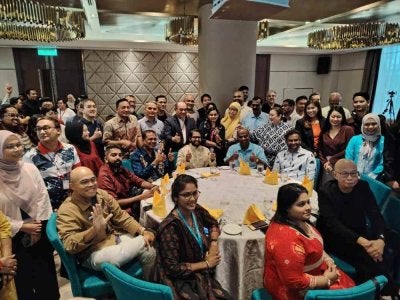 Yuneswaran (duduk, tengah) bersama pengamal media sempena Majlis Hi-Tea Timbalan Menteri Perpaduan Negara Bersama Media di Hotel Dorsett Kuala Lumpur pada Selasa.
