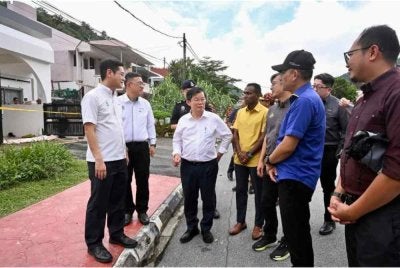 Kon Yeow (tiga dari kiri) meninjau lokasi kejadian tanah runtuh di Paya Terubong pada Selasa.