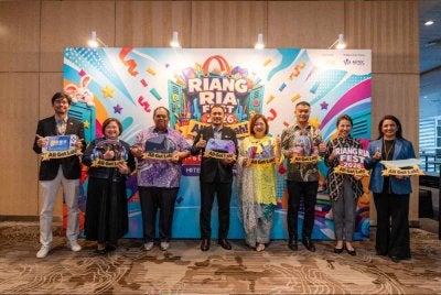 Jessie (tiga dari kanan) bersama barisan tetamu kehormat