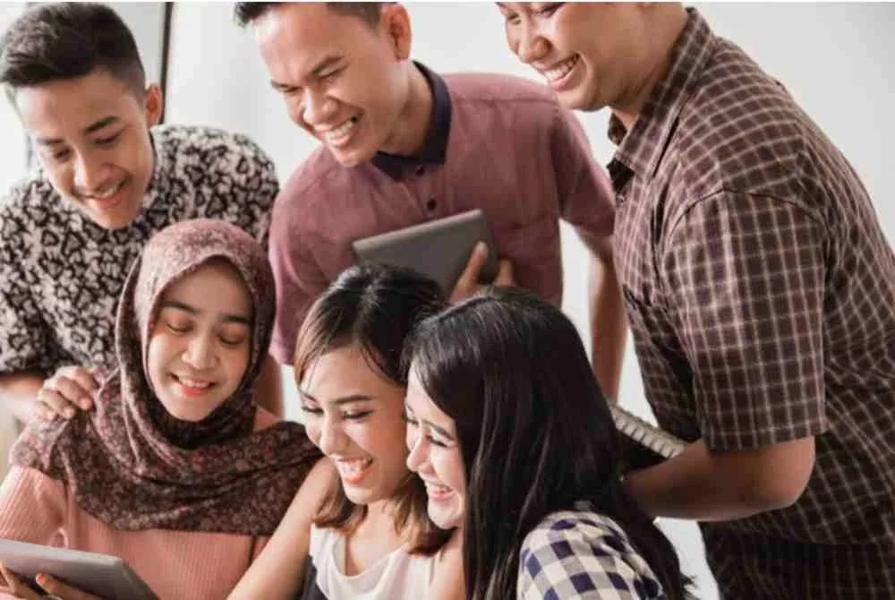 Gen Z yang lahir sekitar 1997 hingga 2012 membesar bersama internet, telefon pintar dan media sosial. Gambar hiasan
