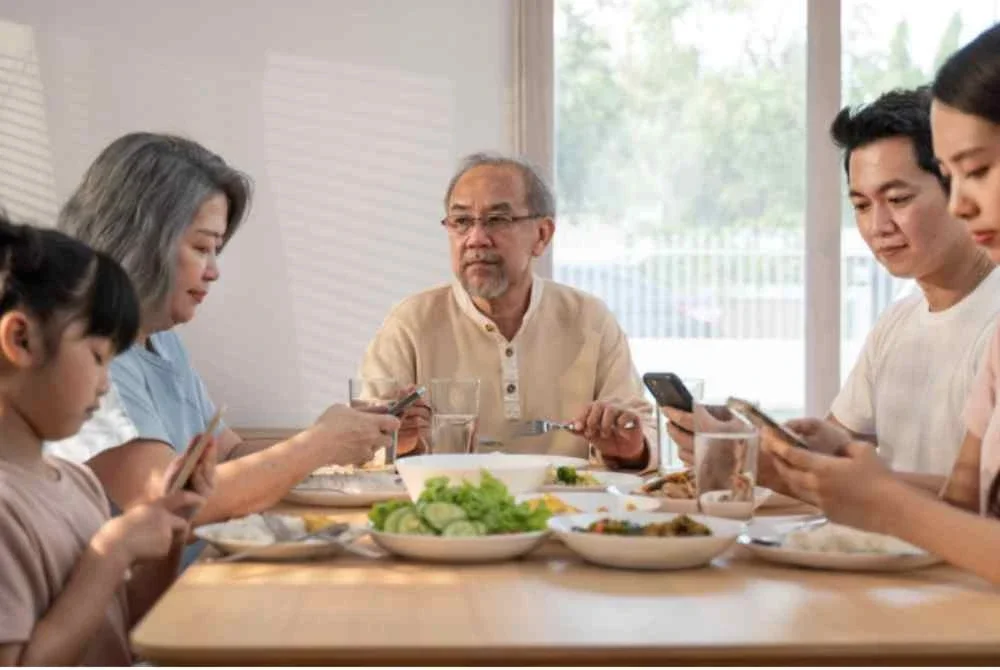 Jangan sampai suatu hari nanti, meja makan masih penuh dengan makanan, tetapi sudah tiada cerita untuk dikongsi. - Gambar hiasan