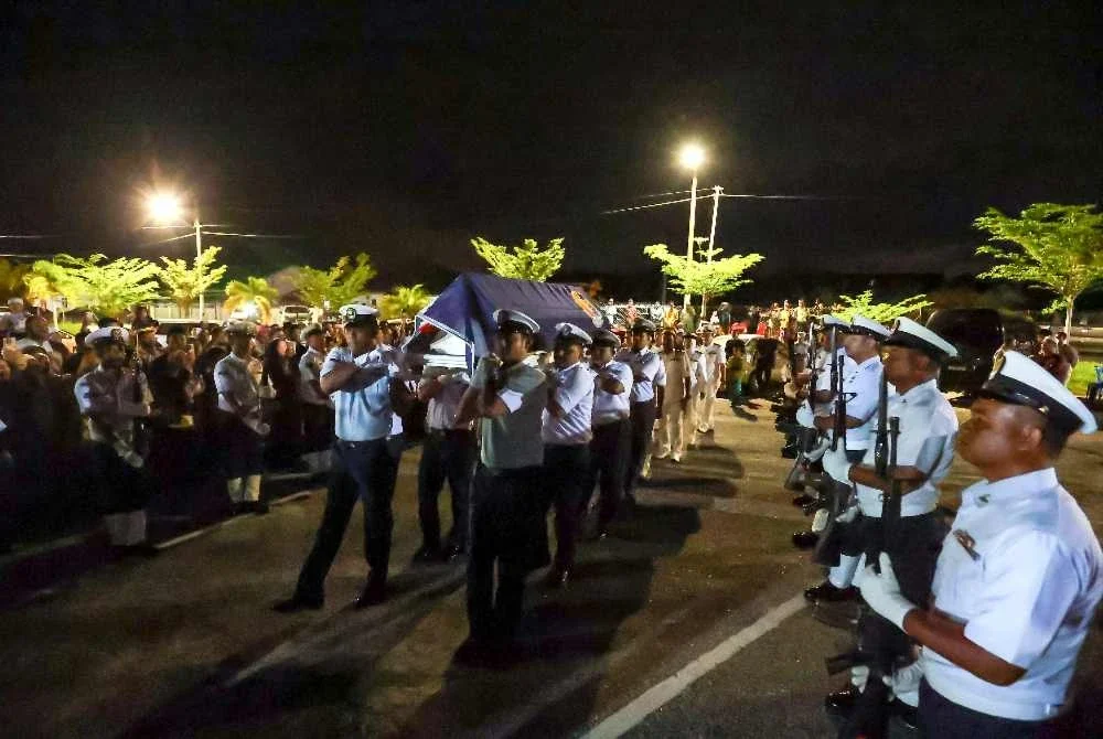 Jenazah anggota Agensi Penguatkuasaan Maritim Malaysia, Laskar Kanan Maritim (Teknikal), Allahyarham Mohd Roshaimi Mohd Ridzuan diusung oleh pasukan pengusung jenazah Maritim Malaysia pada istiadat pengebumian di Tanah Perkuburan Islam Masjid Tengku Sharafudin, Kuala Nerang hari ini. Foto: Bernama