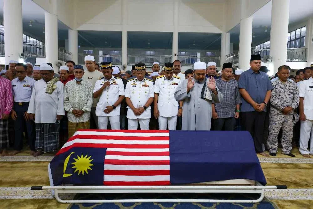 Imam Masjid Tengku Sharafudin, Mohd Izhar Zakaria mengetuai solat jenazah anggota Agensi Penguatkuasaan Maritim Malaysia , Laskar Kanan Maritim (Teknikal), Allahyarham Mohd Roshaimi Mohd Ridzuan sebelum dikebumikan di Tanah Perkuburan Islam Masjid Tengku Sharafudin, Kuala Nerang hari ini. Foto: Bernama